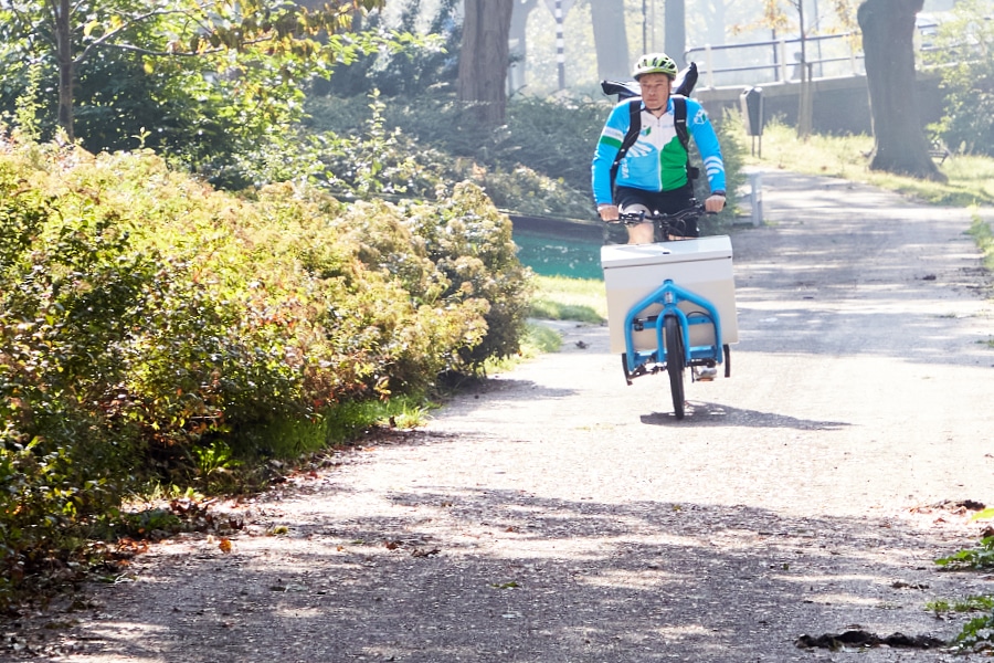 Fietskoerier met bakfiets